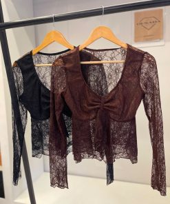 Alternative view of Blusa de Renda com Decote V e Detalhe Franzido